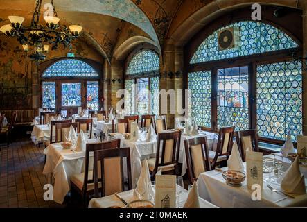 Straßburg, Frankreich - Mai 31 2023: Speisesaal des Restaurants Maison Kammerzell House in einem kunstvollen Fachwerkhaus aus dem 15. Jahrhundert auf dem Domplatz Stockfoto