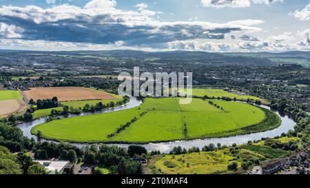 Blick aus der Vogelperspektive auf Stirling am Fuße des Hügels des William Wallace Monuments, Schottland. Stockfoto