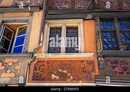 Straßburg, Frankreich - 31. Mai 2023: Restaurant des Maison Kammerzell House in einem kunstvollen mittelalterlichen Fachwerkhaus aus dem 15. Jahrhundert am Domplatz Stockfoto