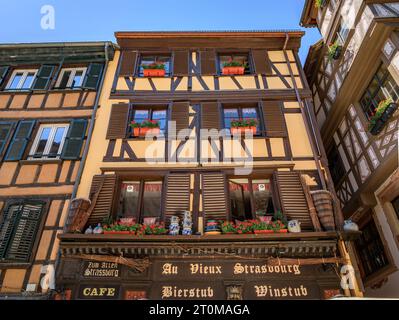 Straßburg, Frankreich - 31. Mai 2023: Verzierte Fassaden elsässischer Weinrestaurants in traditionellen alten Fachwerkhäusern im historischen Zentrum Stockfoto