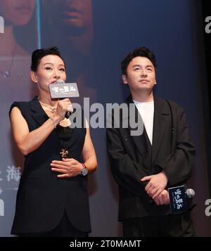 Shnaghai, China. Oktober 2023. SHANGHAI, CHINA - 28. SEPTEMBER 2023 - (DATEI) die Schauspielerin Joan Chen (L) nimmt am 28. September 2023 an der Premiere des Films „Under the Light“ von Regisseur Zhang Yimou in Shanghai, China Teil. Quelle: NurPhoto SRL/Alamy Live News Stockfoto