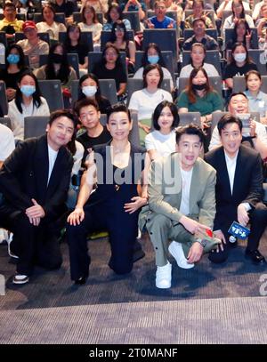 Shnaghai, China. Oktober 2023. SHANGHAI, CHINA - 28. SEPTEMBER 2023 - (DATEI) die Schauspielerin Joan Chen (M) nimmt am 28. September 2023 an der Premiere des Films „Under the Light“ von Regisseur Zhang Yimou in Shanghai, China Teil. Quelle: NurPhoto SRL/Alamy Live News Stockfoto