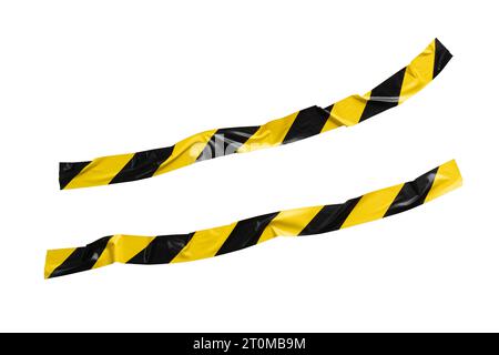 Nicht gerade gelbes und schwarzes Barrikadenband auf weißem Hintergrund mit Beschneidungspfad Stockfoto