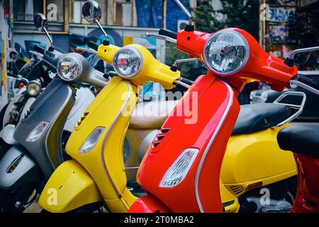 Drei farbenfrohe Motorroller Stockfoto