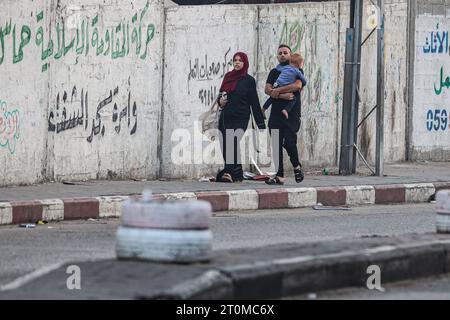 Gaza, Gaza, Palästina. Oktober 2023. Ein palästinensischer Mann, seine Frau und sein Kind fliehen wegen des Krieges gegen Gaza aus ihrer Heimat (Credit Image: © Saher Alghorra/ZUMA Press Wire) NUR REDAKTIONELLE VERWENDUNG! Nicht für kommerzielle ZWECKE! Stockfoto