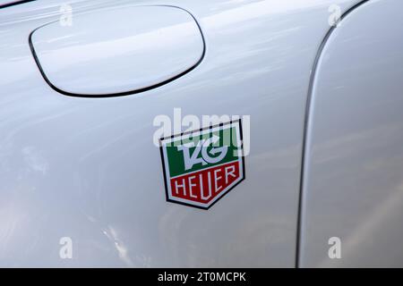 Bordeaux , Frankreich - 10 04 2023 : TAG HEUER Logo Marke und Textzeichen Chronographenaufkleber auf der Rennseite alte Retro-Auto-Rennen der Uhr Luxus schweizer s Stockfoto