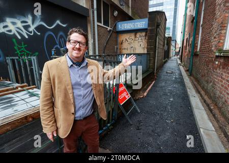 Historiker Sean Napier von 1798 Spaziergang, am Sugarhouse Entry in der Waring Street in Belfast, der seit mehr als 50 Jahren aufgrund von Sicherheitsmaßnahmen während der Unruhen gesperrt ist. Es wird derzeit daran gearbeitet, es erstmals seit 50 Jahren für die Öffentlichkeit wieder zu öffnen. Stockfoto