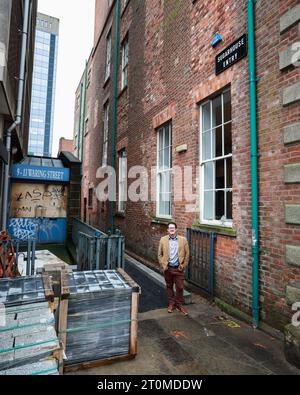 Historiker Sean Napier von 1798 Spaziergang, am Sugarhouse Entry in der Waring Street in Belfast, der seit mehr als 50 Jahren aufgrund von Sicherheitsmaßnahmen während der Unruhen gesperrt ist. Es wird derzeit daran gearbeitet, es erstmals seit 50 Jahren für die Öffentlichkeit wieder zu öffnen. Stockfoto