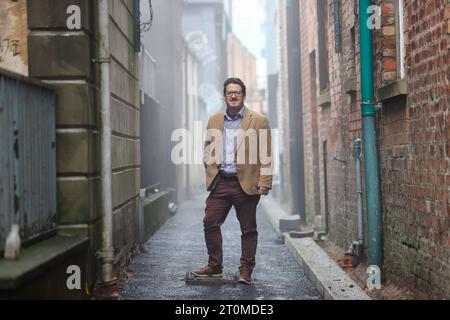 Historiker Sean Napier von 1798 Spaziergang, am Sugarhouse Entry in der Waring Street in Belfast, der seit mehr als 50 Jahren aufgrund von Sicherheitsmaßnahmen während der Unruhen gesperrt ist. Es wird derzeit daran gearbeitet, es erstmals seit 50 Jahren für die Öffentlichkeit wieder zu öffnen. Stockfoto