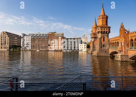 Stadt Berlin in Deutschland, Skyline des Bezirks Kreuzberg an der Spree mit Oberbaumbrucke auf der rechten Seite. Stockfoto