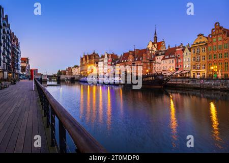 Stadt Danzig bei Sonnenaufgang in Polen. Blick auf die Skyline der Altstadt am Morgen auf den Fluss. Stockfoto