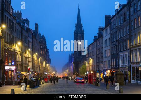 Moody Night in der Altstadt von Edinburgh in Schottland, Großbritannien. High Street in der Royal Mile, Blick auf die Christuskirche am Tron Tower. Stockfoto