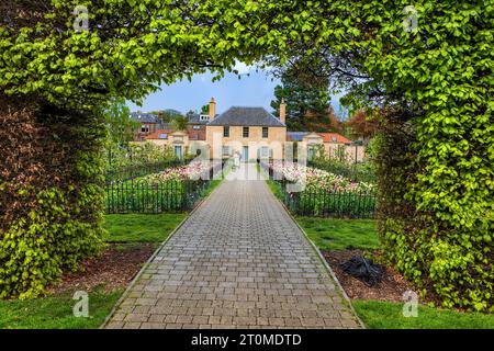 Das Botanic Cottage von 1765 im Royal Botanic Garden Edinburgh in der Stadt Edinburgh, Schottland, Großbritannien. Stockfoto