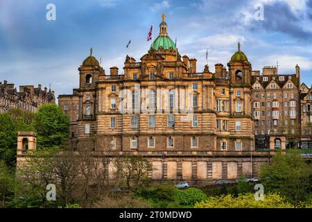 Das Museum on the Mound in Edinburgh, Schottland, Großbritannien. Historisches Hauptbüro der Bank of Scotland, Barockgebäude aus dem 19. Jahrhundert mit Kuppel. Stockfoto