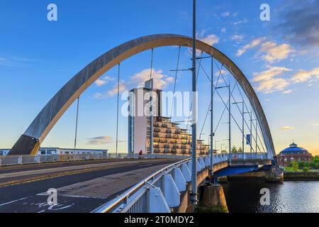 Clyde Arc Bridge über den Fluss Clyde in Glasgow in Schottland, Großbritannien. Stockfoto