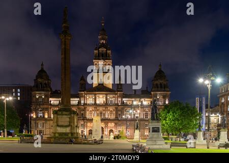 Glasgow City Chambers und Scott Monument am George Square in Glasgow, Schottland, Großbritannien. Stockfoto