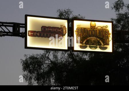 Buena Park, Kalifornien, USA 4. Oktober 2023 KnottÕs Scary Farm Halloween Haunt 50. Jahrestag auf der KnottÕs Berry Farm am 4. Oktober 2023 in Buena Park, Kalifornien, USA. Foto: Barry King/Alamy Stock Photo Stockfoto