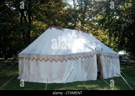 Philadelphia, Usa. Oktober 2023. Nachbildung des Kriegszelt von General George Washington auf dem Revolutionary Germantown Festival in Philadelphia, PA, USA am 7. Oktober 2023. Das jährliche Ereignis erinnert an die Schlacht von Germantown vor 246 Jahren. (Foto: Bastiaan Slabbers/NurPhoto) Credit: NurPhoto SRL/Alamy Live News Stockfoto