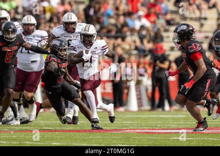 Texas State Bobcats Running Back Ismail Mahdi (21) hat den Angriff des Louisiana-Lafayette Ragin Cajuns Defensive Lineman Mason Narciss hinter sich Stockfoto