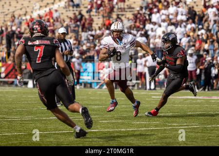 Texas State Bobcats Running Back Donerio Davenport (8) trägt als er von Louisiana-Lafayette Ragin Cajuns verfolgt wird Linebacker Ja'Marian Peterson (15) Stockfoto