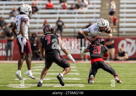 Texas State Bobcats Wide Receiver Joey Hobert (10) wird von Louisiana-Lafayette Ragin Cajuns Cornerback Keyon Martin (21), Samstag, 7. Oktober 2023, aufgekippt Stockfoto