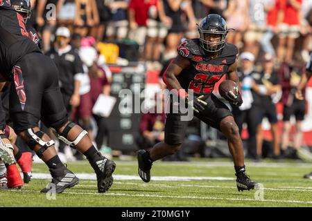 Louisiana-Lafayette Ragin Cajuns Running Back Dre'lyn Washington (20) sucht Platz, um gegen die Texas State Bobcats-Verteidigung zu laufen, Samstag, 7. Oktober, Stockfoto