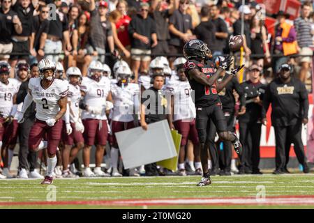 Louisiana-Lafayette Ragin Cajuns Wide Receiver Robert Williams (15) macht einen Empfang tief im Texas State Bobcats Territory, Samstag, 7. Oktober 2023, Stockfoto