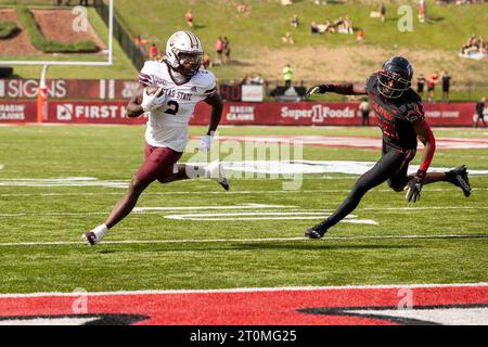 Texas State Bobcats Wide Receiver Kole Wilson (2) läuft in die Endzone, um einen Touchdown vor einem Louisiana-Lafayette Ragin Cajuns Verteidiger zu machen. Stockfoto