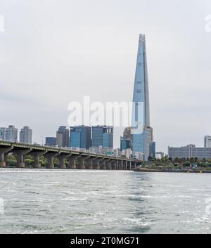 Wolkenkratzer Lotte World Tower und Han River in Seoul Südkorea am 7. Oktober 2023 Stockfoto