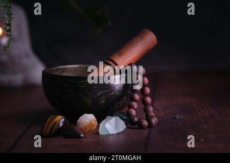 tibetische Schüssel mit Rosenkranzperlen Stockfoto