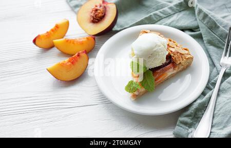 Hausgemachte Galette mit Pfirsichen. Hausgemachter offener Kuchen mit frischem Obst. Stockfoto