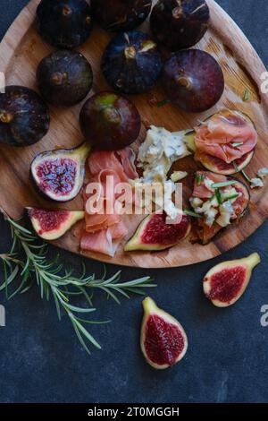 Feigen Käse mit Schimmel und Marmelade Stockfoto