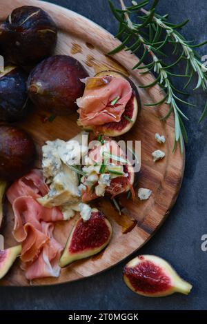 Feigen Käse mit Schimmel und Marmelade Stockfoto