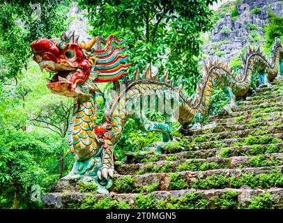 Geschnitzter Drachenstein entlang der Treppe zur Hang Mua Pagode und Mua Höhle, einem der schönsten Aussichtspunkte in Ninh Binh, Vietnam Stockfoto