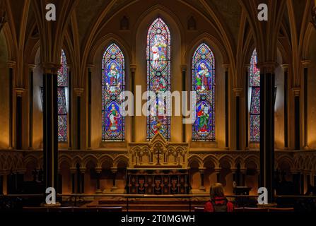 DUBLIN, Irland - 4. August 2023: Innenraum der St. Patrick's Cathedral mit fünf wunderschönen Buntglasfenstern Stockfoto