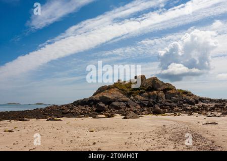 Niedrigwasser-Strand auf der unbewohnten Insel Teän, Isles of Scilly, Großbritannien Stockfoto