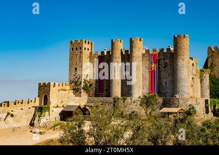 Atemberaubender Blick auf das Schloss von Obidos, gut erhaltene mittelalterliche Festung in der Region Oeste, Portugal Stockfoto