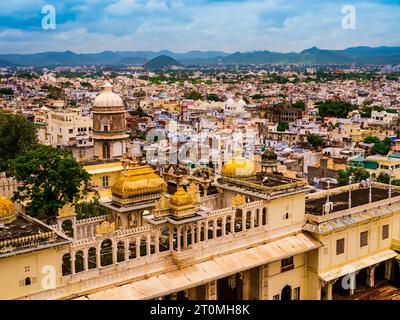 Herrlicher Blick auf die Altstadt von Udaipur vom Stadtpalast am Pichola-See, Rajasthan, Indien Stockfoto