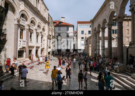 Split, Kroatien. September 2023. Der Peristil des Diokletianpalastes diente als Empfangshalle für Kaiser Diokletian und ist heute einer der schönsten Plätze in Split. Der Platz ist eine der Sehenswürdigkeiten der Stadt und eine Attraktion für Touristen. Die UNESCO erklärte die Innenstadt des Palastes 1979 zum Weltkulturerbe. Quelle: Jens Kalaene/dpa/Alamy Live News Stockfoto