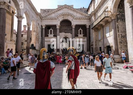 Split, Kroatien. September 2023. Der Peristil des Diokletianpalastes diente als Empfangshalle für Kaiser Diokletian und ist heute einer der schönsten Plätze in Split. Der Platz ist eine der Sehenswürdigkeiten der Stadt und eine Touristenattraktion. Darsteller posieren für Fotos. Quelle: Jens Kalaene/dpa/Alamy Live News Stockfoto