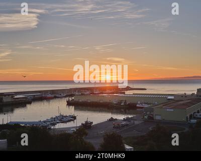 Der Sonnenuntergang in Burela, Lugo, Spanien. Kantabrisches Meer es ist ein Teil des Atlantischen Ozeans, der an die Nordküste Spaniens grenzt. Stockfoto