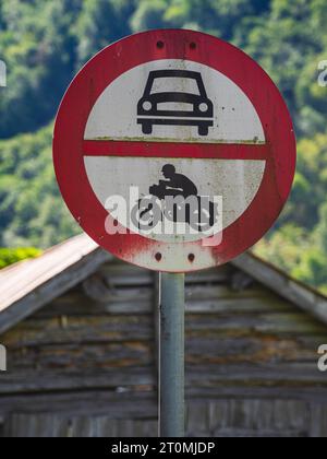 Rundes rotes Warnschild auf alter Straße, das das Fahren verbietet. Stockfoto