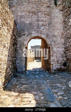 Das bogenförmige Haupteingangstor zum Schloss Methoni. Die Burg ist eine mittelalterliche Festung in der Hafenstadt Methoni, Messinia Peloponnes, Griechenland. Stockfoto