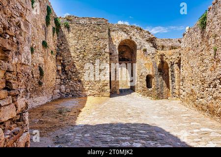 Das bogenförmige Haupteingangstor zum Schloss Methoni. Die Burg ist eine mittelalterliche Festung in der Hafenstadt Methoni, Messinia Peloponnes, Griechenland. Stockfoto