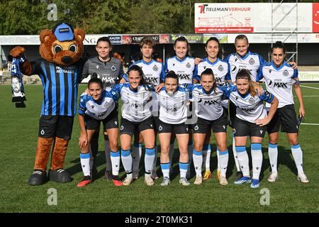 Team uf Club Brugge YLA mit bis zu L bis R Torhüter Jorijn Covent (87) von Club YLA Isabelle Iliano (18) Club YLA Sterre Gielen (14) Club YLA Danae Kaldaridou (8) Club YLA Hanna Stenberg (9) of Club YLA Sejde Abrahamsson (2) vom Club YLA von L bis R Rania Boutiebi (11) vom Club YLA Saar Verdonck (6) vom Club YLA Angel Kerkhove (13) vom Club YLA Jody Vngheluwe (22) vom Club YLA Davinia Vanmechelen (25) Club YLApicted während eines Frauenfußballspiels zwischen Club Brugge Dames YLA und AA Gent Ladies auf der 6 Spieltag der Saison 2023 - 2024 der belgischen Lotto Wome Stockfoto