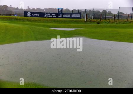 St Andrews, Großbritannien. Oktober 2023. Die 16. Grüne und 17. T-Box auf einem überfluteten alten Golfplatz. Rain hat das Spiel an den Tagen 3 und 4 der Alfred Dunhill Links Championship 2023 beendet. Quelle: Tim Gray/Alamy Live News Stockfoto