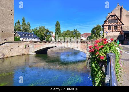 Straßburg, Frankreich - September 2023: Brücke zwischen den historischen Türmen des Ponts Couvert auf der Ill im Stadtteil Petite France in Straßburg Stockfoto