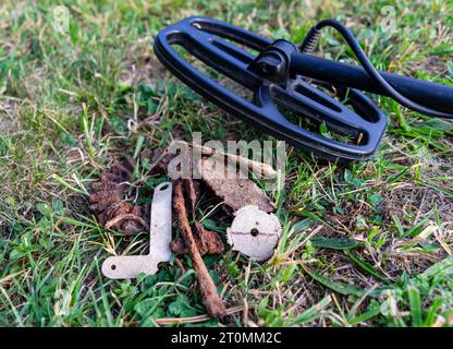 Finden Sie mit dem Metalldetektor Schrott im Feld Stockfoto