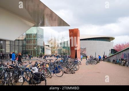 Amsterdam, Niederlande - Van Gogh Museum Erweiterung um Kisho Kurokawa mit Aussichtspunkt (für Leo Castelli) Skulptur von Richard Serra Stockfoto