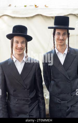 Ein Porträt orthodoxer jüdischer Brüder, die jeweils in Schwarz gekleidet sind und lange gekräuselte Peyus tragen. Im Rockland County, New York. Stockfoto